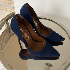 L’intervalle Navy Suede Pumps